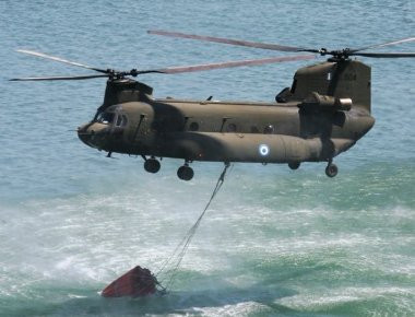 Αεροπυρόσβεση με CH-47D της Αεροπορίας Στρατού σε Ανατολική Αττική, Λακωνία και Μεσσηνία (φωτό)
